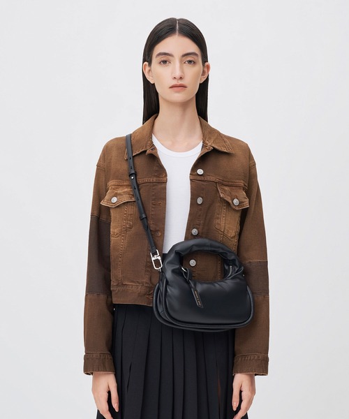 CHARLES & KEITH（チャールズ & キース）の「Yama ヤマ クレセントホーボーバッグ（ショルダーバッグ・レディース・クリーム/ブラック/カーキ・M）」の8枚目の写真