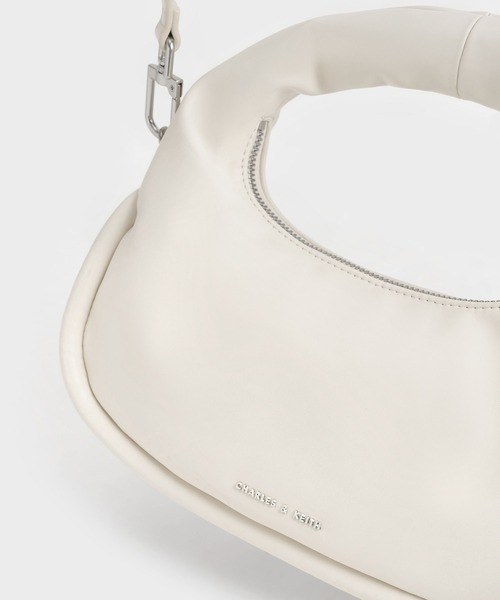 CHARLES & KEITH（チャールズ & キース）の「Yama ヤマ クレセントホーボーバッグ（ショルダーバッグ・レディース・クリーム/ブラック/カーキ・M）」の12枚目の写真