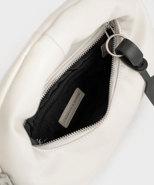 CHARLES & KEITH（チャールズ & キース）の「Yama ヤマ クレセントホーボーバッグ（ショルダーバッグ・レディース・クリーム/ブラック/カーキ・M）」の14枚目の写真