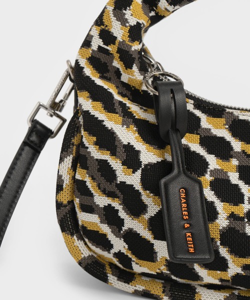 CHARLES & KEITH（チャールズ & キース）の「Yama ヤマ クレセントホーボーバッグ（ショルダーバッグ・レディース・クリーム/ブラック/カーキ・M）」の16枚目の写真