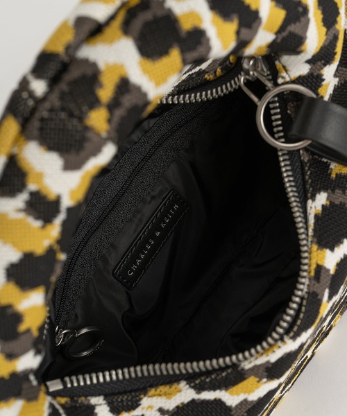 CHARLES & KEITH（チャールズ & キース）の「Yama ヤマ クレセントホーボーバッグ（ショルダーバッグ・レディース・クリーム/ブラック/カーキ・M）」の18枚目の写真