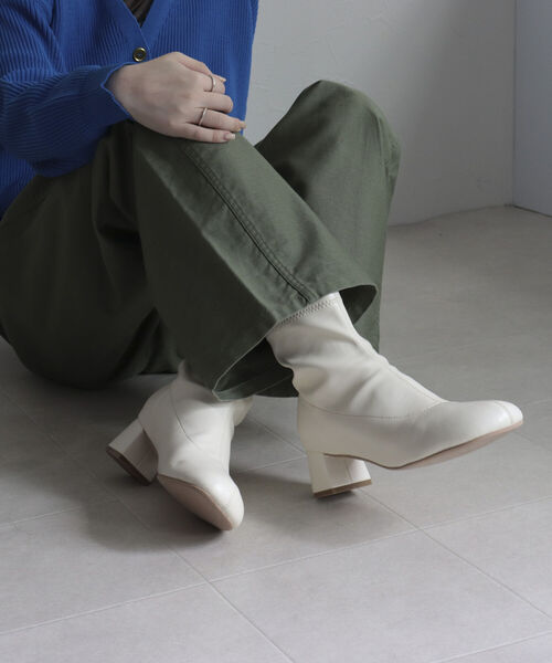 fredy emue（フレディエミュ）の「ストレッチヒールショートブーツ（ブーツ・レディース・ブラック/ライトグリーン/アイボリー・S/M/L）」の4枚目の写真