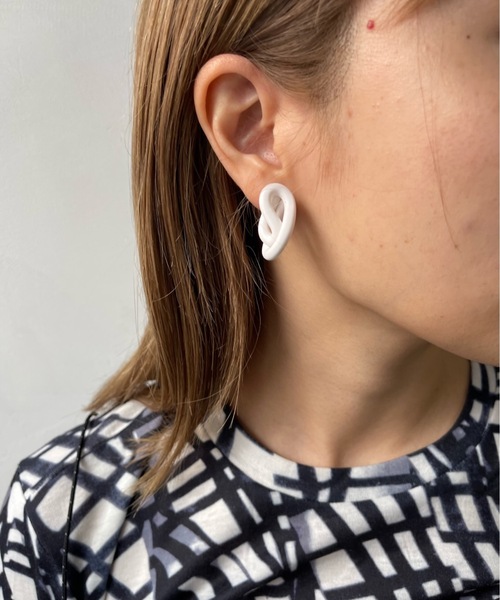 SANSeLF(サンセルフ)の「white asymmetry pierce【SANSeLF】sanak23s006(ピアス(両耳用)・レディース・A/B・FREE)」の9枚目の写真