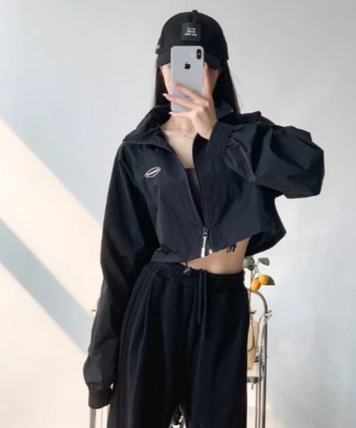 Mela(メラ)の「DRAWSTRING CROPED BZ(ナイロンジャケット・レディース・ベージュ/レッド/ホワイト/ブラック・S/M/L)」の2枚目の写真