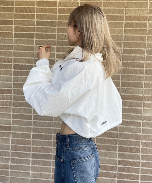 Mela(メラ)の「DRAWSTRING CROPED BZ(ナイロンジャケット・レディース・ベージュ/レッド/ホワイト/ブラック・S/M/L)」の8枚目の写真