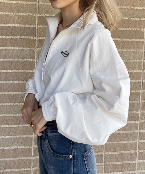 Mela(メラ)の「DRAWSTRING CROPED BZ(ナイロンジャケット・レディース・ベージュ/レッド/ホワイト/ブラック・S/M/L)」の10枚目の写真