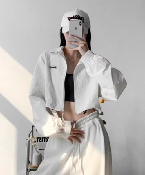 Mela(メラ)の「DRAWSTRING CROPED BZ(ナイロンジャケット・レディース・ベージュ/レッド/ホワイト/ブラック・S/M/L)」の14枚目の写真