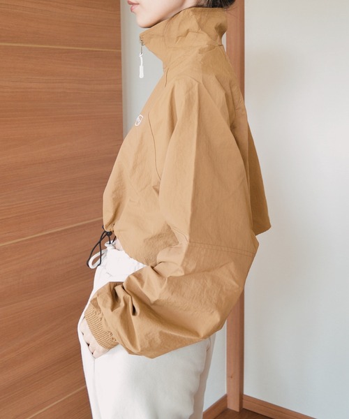 Mela(メラ)の「DRAWSTRING CROPED BZ(ナイロンジャケット・レディース・ベージュ/レッド/ホワイト/ブラック・S/M/L)」の15枚目の写真