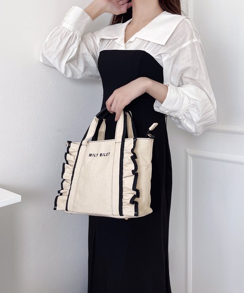 mily bilet(ミウィビレット)の「【mily bilet】愛らしさをプラス。フリルトートバッグ(トートバッグ・レディース・ブラック/アイボリー・ONE SIZE)」の4枚目の写真