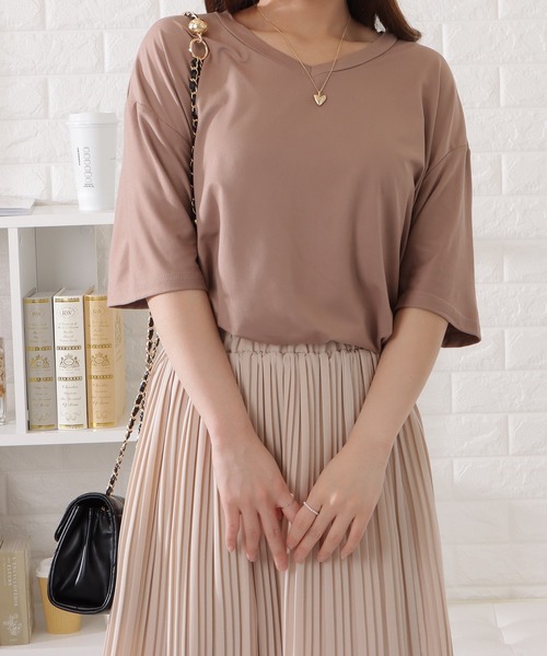 DAYRA(デイラ)の「【選べるネックライン】ゆるシルエット半袖カラーTシャツ(Tシャツ/カットソー・レディース・ベージュ系1/ブラック系1/ピンク系1/ホワイト系2/ピンク系2/オレンジ系2/オレンジ系1/ホワイト系1/ブラウン系1/ベージュ系2/ブラック系2/ブラウン系2・XL/M)」の5枚目の写真