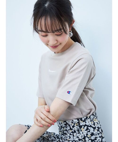 Champion（チャンピオン）の「Champion別注ロゴ入りTシャツ（Tシャツ/カットソー・レディース・ベージュ/オフホワイト/ミント・FREE）」の3枚目の写真