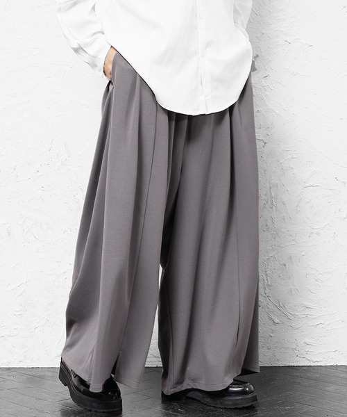 MinoriTY(マイノリティ)の「【MinoriTY】梨地素材タックワイドバギー袴パンツ ハカマパンツ 極太ワイドパンツ ワイドスラックス メンズ 無地(スラックス・メンズ・カーキ/グレー/ブラック/ワイン/ネイビー/グレー系その他/ブラック系その他/チャコール・L/M/S)」の5枚目の写真