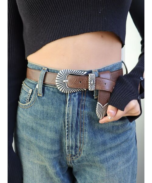 EVRIS（エヴリス）の「メタルバックルフェイクレザーベルト（ベルト・レディース・ブラック/ホワイト/ブラウン・FREE）」の3枚目の写真