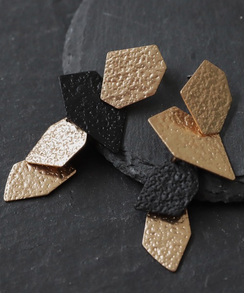 antiqua（アンティカ）の「4連マットプレートピアス（ピアス（両耳用）・レディース・ゴールド・FREE）」の2枚目の写真