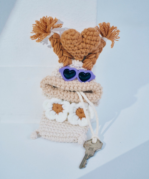 macaroni edge（マカロニエッジ）の「〈macaroni edge/マカロニエッジ〉毛糸のマスコット キーケース（キーケース/キーアクセサリー・レディース・ブルー/ピンク/パープル/サーモンピンク/エメラルド/カラフル/ベージュ/ライトブルー/グリーン/ブラック/チャコールグレー/ベージュ系2/ライトグリーン/ブラック×ブラック/バーガンディー・ONE SIZE）」の6枚目の写真