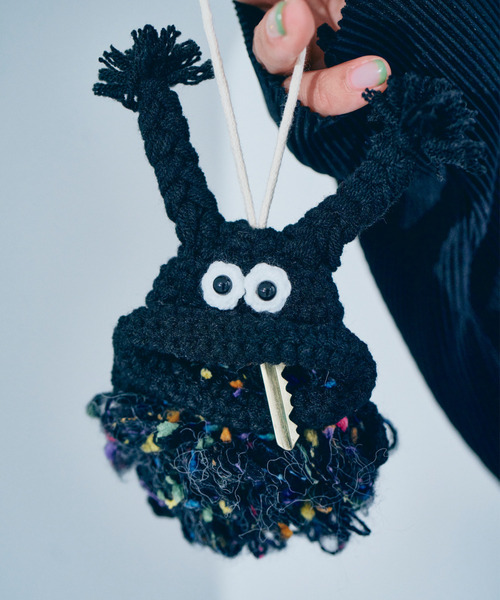 macaroni edge（マカロニエッジ）の「〈macaroni edge/マカロニエッジ〉毛糸のマスコット キーケース（キーケース/キーアクセサリー・レディース・ブルー/ピンク/パープル/サーモンピンク/エメラルド/カラフル/ベージュ/ライトブルー/グリーン/ブラック/チャコールグレー/ベージュ系2/ライトグリーン/ブラック×ブラック/バーガンディー・ONE SIZE）」の3枚目の写真