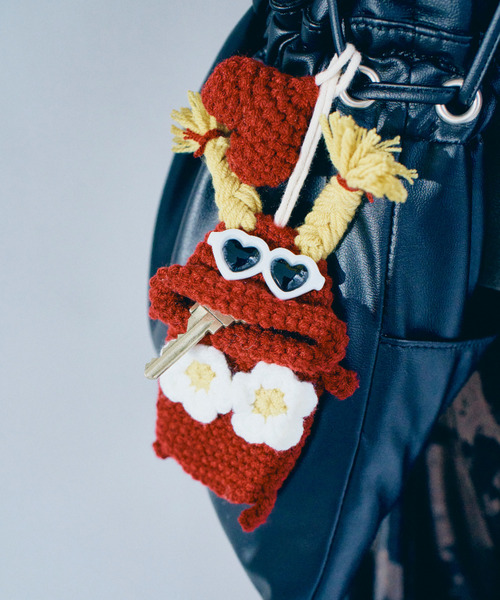 macaroni edge（マカロニエッジ）の「〈macaroni edge/マカロニエッジ〉毛糸のマスコット キーケース（キーケース/キーアクセサリー・レディース・ブルー/ピンク/パープル/サーモンピンク/エメラルド/カラフル/ベージュ/ライトブルー/グリーン/ブラック/チャコールグレー/ベージュ系2/ライトグリーン/ブラック×ブラック/バーガンディー・ONE SIZE）」の14枚目の写真