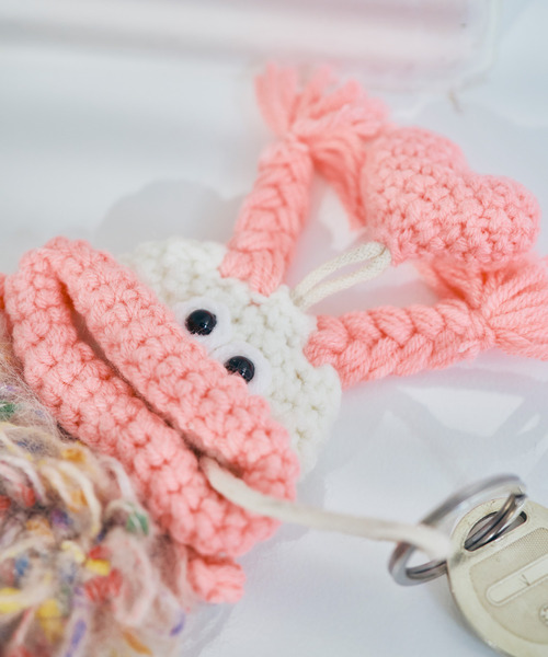 macaroni edge（マカロニエッジ）の「〈macaroni edge/マカロニエッジ〉毛糸のマスコット キーケース（キーケース/キーアクセサリー・レディース・ブルー/ピンク/パープル/サーモンピンク/エメラルド/カラフル/ベージュ/ライトブルー/グリーン/ブラック/チャコールグレー/ベージュ系2/ライトグリーン/ブラック×ブラック/バーガンディー・ONE SIZE）」の12枚目の写真