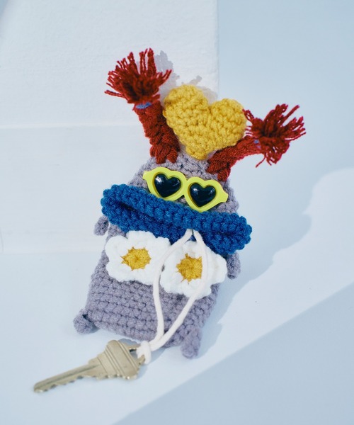 macaroni edge（マカロニエッジ）の「〈macaroni edge/マカロニエッジ〉毛糸のマスコット キーケース（キーケース/キーアクセサリー・レディース・ブルー/ピンク/パープル/サーモンピンク/エメラルド/カラフル/ベージュ/ライトブルー/グリーン/ブラック/チャコールグレー/ベージュ系2/ライトグリーン/ブラック×ブラック/バーガンディー・ONE SIZE）」の4枚目の写真