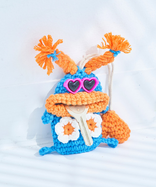 macaroni edge（マカロニエッジ）の「〈macaroni edge/マカロニエッジ〉毛糸のマスコット キーケース（キーケース/キーアクセサリー・レディース・ブルー/ピンク/パープル/サーモンピンク/エメラルド/カラフル/ベージュ/ライトブルー/グリーン/ブラック/チャコールグレー/ベージュ系2/ライトグリーン/ブラック×ブラック/バーガンディー・ONE SIZE）」の10枚目の写真