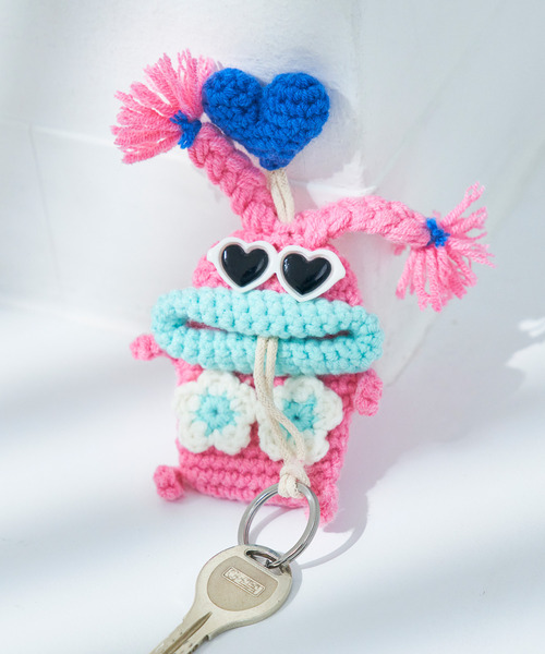 macaroni edge（マカロニエッジ）の「〈macaroni edge/マカロニエッジ〉毛糸のマスコット キーケース（キーケース/キーアクセサリー・レディース・ブルー/ピンク/パープル/サーモンピンク/エメラルド/カラフル/ベージュ/ライトブルー/グリーン/ブラック/チャコールグレー/ベージュ系2/ライトグリーン/ブラック×ブラック/バーガンディー・ONE SIZE）」の13枚目の写真