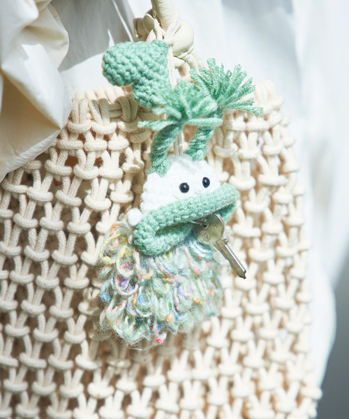 macaroni edge（マカロニエッジ）の「〈macaroni edge/マカロニエッジ〉毛糸のマスコット キーケース（キーケース/キーアクセサリー・レディース・ブルー/ピンク/パープル/サーモンピンク/エメラルド/カラフル/ベージュ/ライトブルー/グリーン/ブラック/チャコールグレー/ベージュ系2/ライトグリーン/ブラック×ブラック/バーガンディー・ONE SIZE）」の7枚目の写真