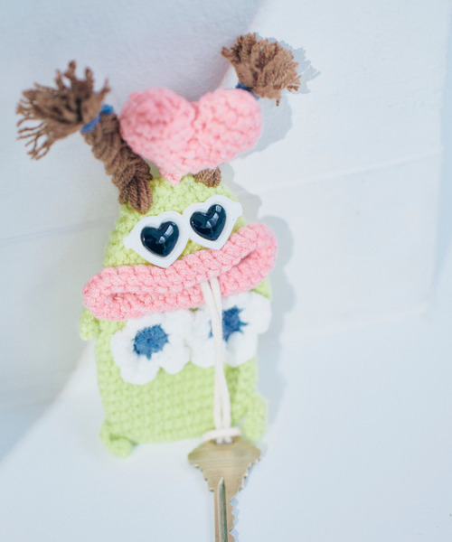 macaroni edge（マカロニエッジ）の「〈macaroni edge/マカロニエッジ〉毛糸のマスコット キーケース（キーケース/キーアクセサリー・レディース・ブルー/ピンク/パープル/サーモンピンク/エメラルド/カラフル/ベージュ/ライトブルー/グリーン/ブラック/チャコールグレー/ベージュ系2/ライトグリーン/ブラック×ブラック/バーガンディー・ONE SIZE）」の8枚目の写真