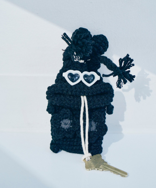 macaroni edge（マカロニエッジ）の「〈macaroni edge/マカロニエッジ〉毛糸のマスコット キーケース（キーケース/キーアクセサリー・レディース・ブルー/ピンク/パープル/サーモンピンク/エメラルド/カラフル/ベージュ/ライトブルー/グリーン/ブラック/チャコールグレー/ベージュ系2/ライトグリーン/ブラック×ブラック/バーガンディー・ONE SIZE）」の2枚目の写真