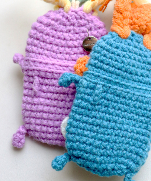 macaroni edge（マカロニエッジ）の「〈macaroni edge/マカロニエッジ〉毛糸のマスコット キーケース（キーケース/キーアクセサリー・レディース・ブルー/ピンク/パープル/サーモンピンク/エメラルド/カラフル/ベージュ/ライトブルー/グリーン/ブラック/チャコールグレー/ベージュ系2/ライトグリーン/ブラック×ブラック/バーガンディー・ONE SIZE）」の19枚目の写真