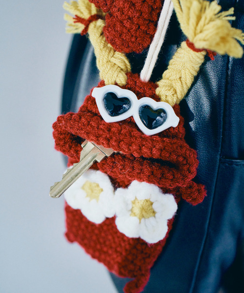 macaroni edge（マカロニエッジ）の「〈macaroni edge/マカロニエッジ〉毛糸のマスコット キーケース（キーケース/キーアクセサリー・レディース・ブルー/ピンク/パープル/サーモンピンク/エメラルド/カラフル/ベージュ/ライトブルー/グリーン/ブラック/チャコールグレー/ベージュ系2/ライトグリーン/ブラック×ブラック/バーガンディー・ONE SIZE）」の22枚目の写真