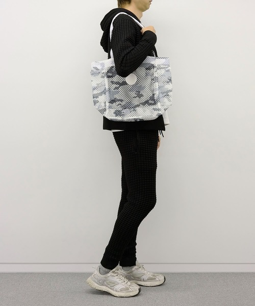 1piu1uguale3 RELAX(ウノピュウノウグァーレトレリラックス)の「【1PIU1UGUALE3 RELAX】MESH TOTE / メッシュトートバッグ(トートバッグ・メンズ・ブラック/ホワイト・FREE)」の4枚目の写真