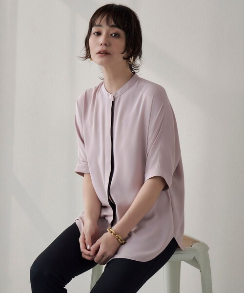 美品⭐iCB 24SS バックサテンアムンゼン 5分袖バンドカラーブラウス 総柄 美品⭐iCB 24SS バックサテンアムンゼン 5分袖バンドカラー