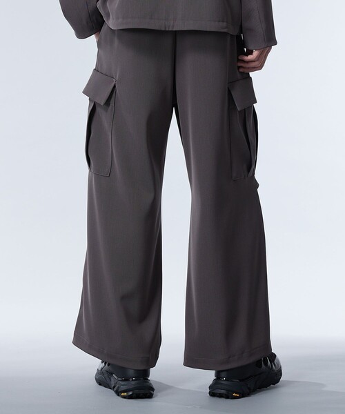 UNITED TOKYO(ユナイテッドトウキョウ)の「ドレープカーゴパンツ | セットアップ着用可能(カーゴパンツ・メンズ・ブラック/ダークグレー・2/1)」の18枚目の写真