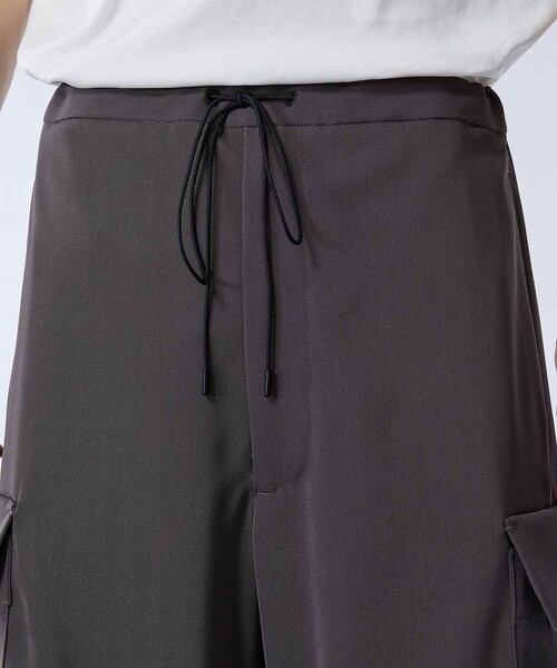 UNITED TOKYO(ユナイテッドトウキョウ)の「ドレープカーゴパンツ | セットアップ着用可能(カーゴパンツ・メンズ・ブラック/ダークグレー・2/1)」の19枚目の写真