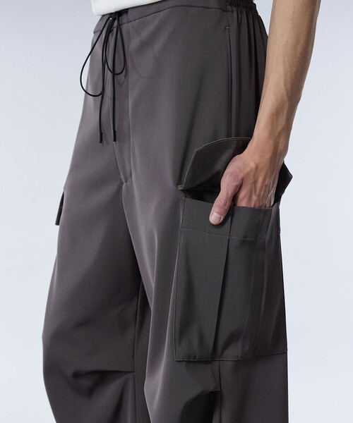 UNITED TOKYO(ユナイテッドトウキョウ)の「ドレープカーゴパンツ | セットアップ着用可能(カーゴパンツ・メンズ・ブラック/ダークグレー・2/1)」の14枚目の写真