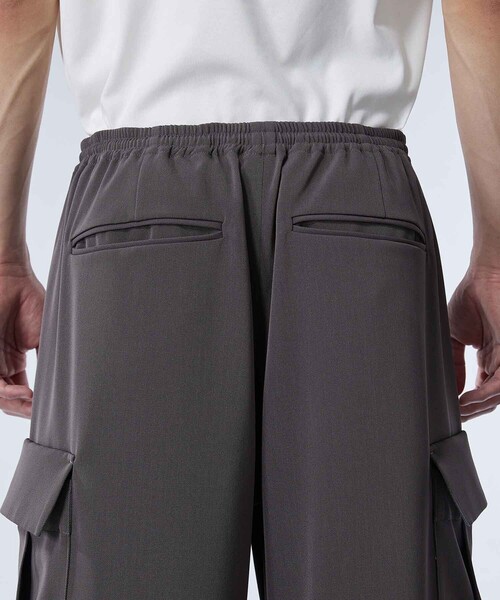UNITED TOKYO(ユナイテッドトウキョウ)の「ドレープカーゴパンツ | セットアップ着用可能(カーゴパンツ・メンズ・ブラック/ダークグレー・2/1)」の15枚目の写真