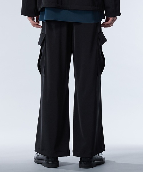 UNITED TOKYO(ユナイテッドトウキョウ)の「ドレープカーゴパンツ | セットアップ着用可能(カーゴパンツ・メンズ・ブラック/ダークグレー・2/1)」の10枚目の写真