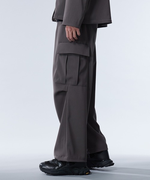 UNITED TOKYO(ユナイテッドトウキョウ)の「ドレープカーゴパンツ | セットアップ着用可能(カーゴパンツ・メンズ・ブラック/ダークグレー・2/1)」の7枚目の写真