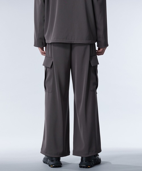 UNITED TOKYO(ユナイテッドトウキョウ)の「ドレープカーゴパンツ | セットアップ着用可能(カーゴパンツ・メンズ・ブラック/ダークグレー・2/1)」の12枚目の写真