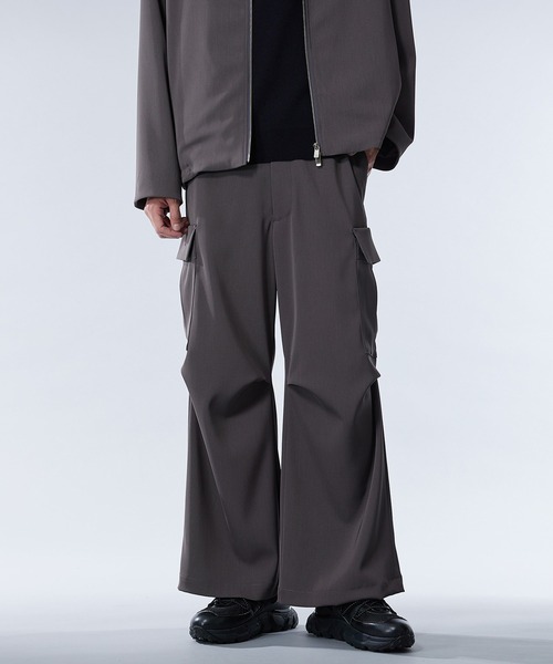 UNITED TOKYO(ユナイテッドトウキョウ)の「ドレープカーゴパンツ | セットアップ着用可能(カーゴパンツ・メンズ・ブラック/ダークグレー・2/1)」の11枚目の写真
