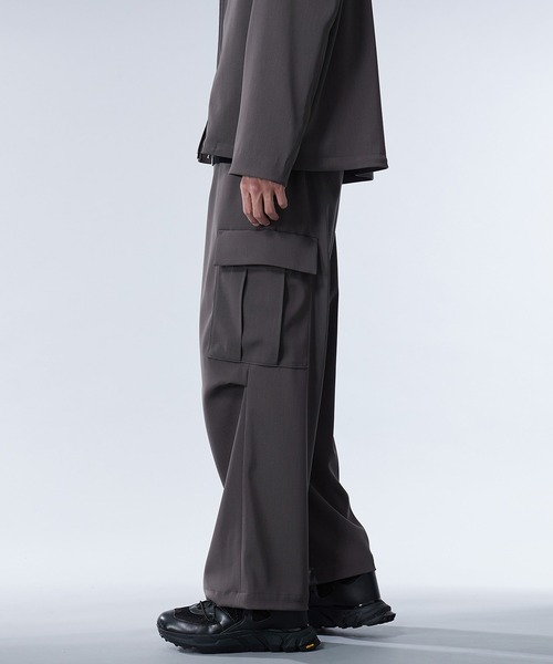 UNITED TOKYO(ユナイテッドトウキョウ)の「ドレープカーゴパンツ | セットアップ着用可能(カーゴパンツ・メンズ・ブラック/ダークグレー・2/1)」の13枚目の写真