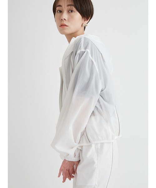 emmi（エミ）の「eco 撥水ナイロンエアーブルゾン（ナイロンジャケット・レディース・ライトグレー/ホワイト・FREE）」の8枚目の写真