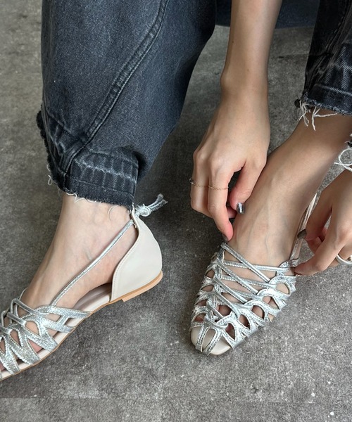 DouDou（ドゥドゥ）の「レースアップフラットパンプス（パンプス・レディース・シルバー/ブラック・23.5/24/24.5）」の2枚目の写真