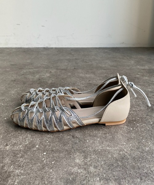 DouDou（ドゥドゥ）の「レースアップフラットパンプス（パンプス・レディース・シルバー/ブラック・23.5/24/24.5）」の6枚目の写真