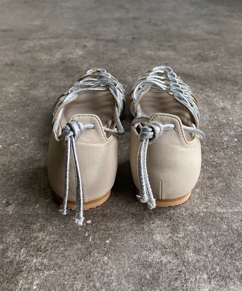 DouDou（ドゥドゥ）の「レースアップフラットパンプス（パンプス・レディース・シルバー/ブラック・23.5/24/24.5）」の7枚目の写真