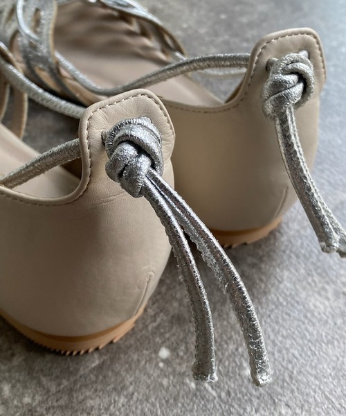 DouDou（ドゥドゥ）の「レースアップフラットパンプス（パンプス・レディース・シルバー/ブラック・23.5/24/24.5）」の8枚目の写真