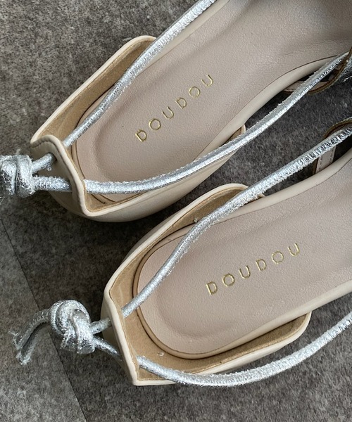 DouDou（ドゥドゥ）の「レースアップフラットパンプス（パンプス・レディース・シルバー/ブラック・23.5/24/24.5）」の10枚目の写真