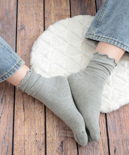 VIBGYOR Women(ヴィブジョー ウィメン)の「【float】履き口メロー リブ クルー丈 2本指/足袋ソックス【10色展開】(ソックス/靴下・レディース・ベージュ/モスグリーン/テラコッタ/ホワイト/スモークピンク/サックスブルー/ブラック/グレー/オフホワイト/ラベンダー・FREE)」の4枚目の写真