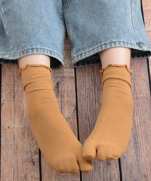 VIBGYOR Women(ヴィブジョー ウィメン)の「【float】履き口メロー リブ クルー丈 2本指/足袋ソックス【10色展開】(ソックス/靴下・レディース・ベージュ/モスグリーン/テラコッタ/ホワイト/スモークピンク/サックスブルー/ブラック/グレー/オフホワイト/ラベンダー・FREE)」の5枚目の写真