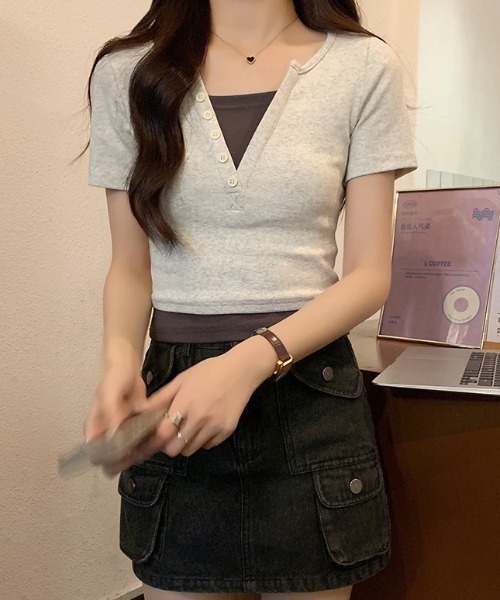 FENDI　ウエストクロス　ショート丈　Tシャツ　出品取り消しあり！ セール】フロントボタン＆Vネックショート丈 Tシャツ（Tシャツ